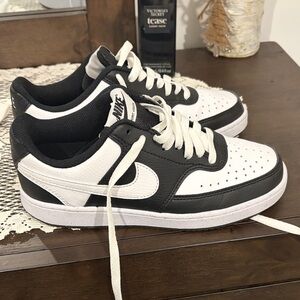 Nike Black and White Low-Top dunks size 6